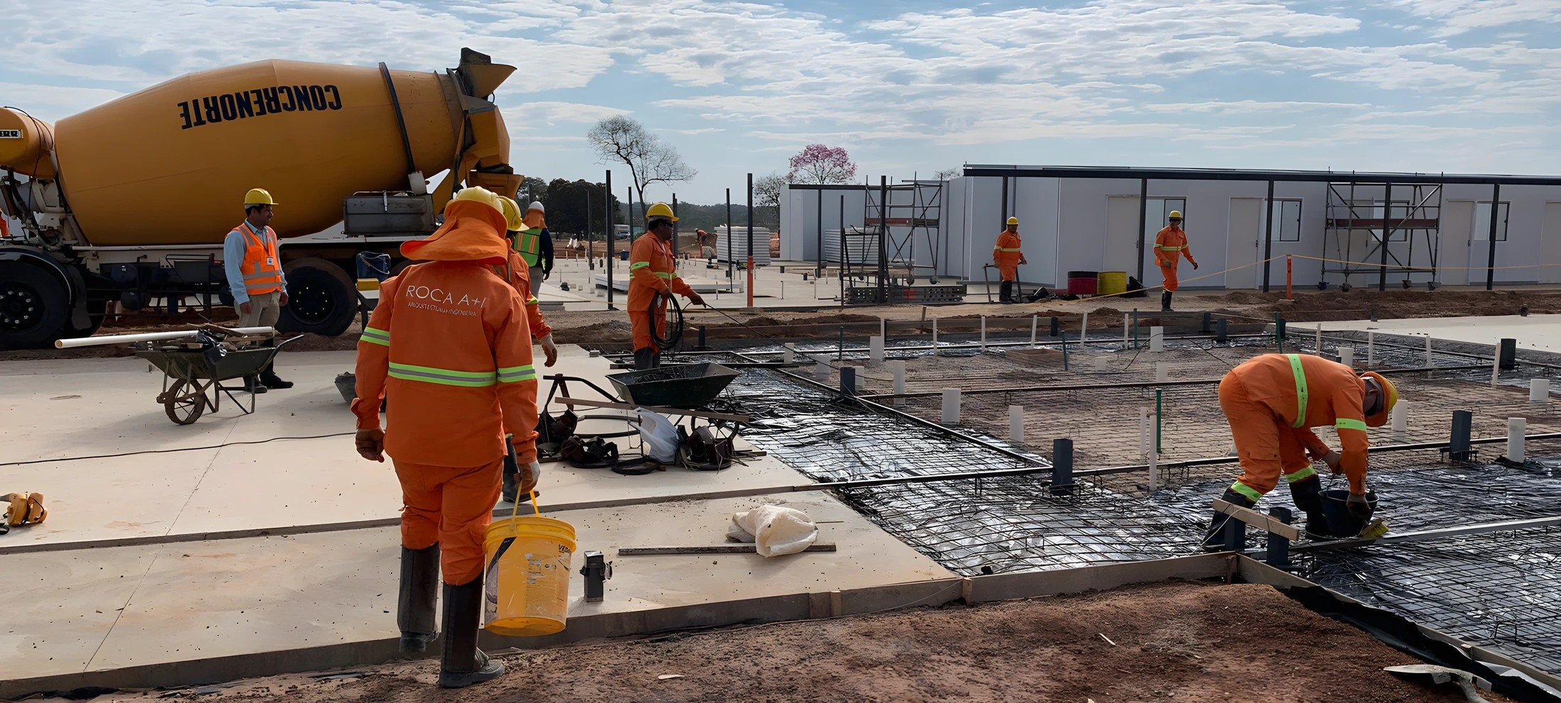 Equipo de obra de Roca A+I en faena de construccion