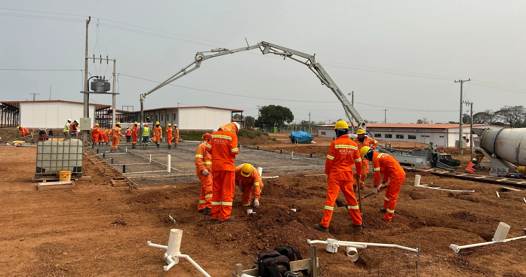 Cuadrillas en avance de obra del Campamento C9 de PARACEL