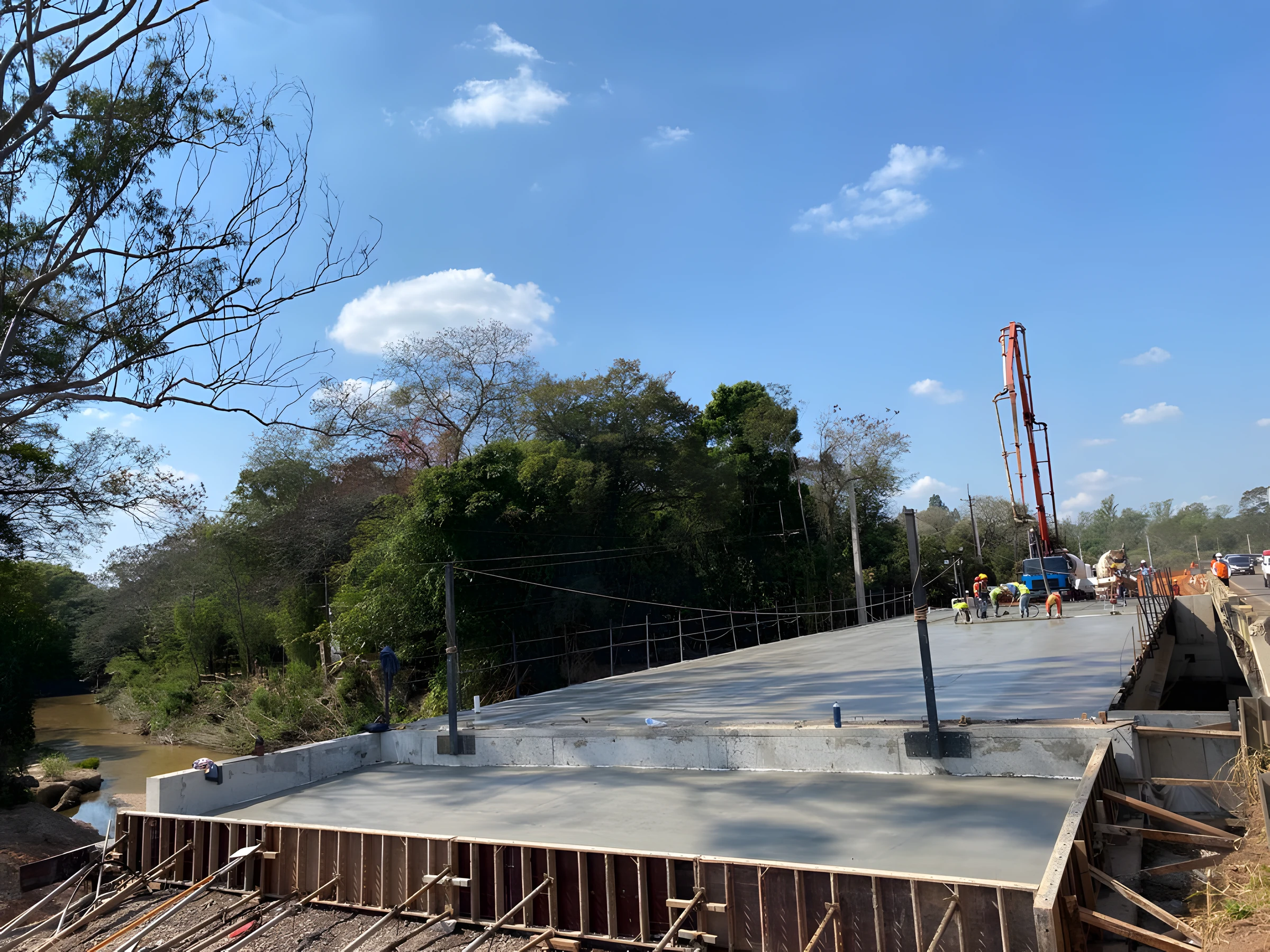 Frente de obra del puente sobre el arroyo Yhaguy