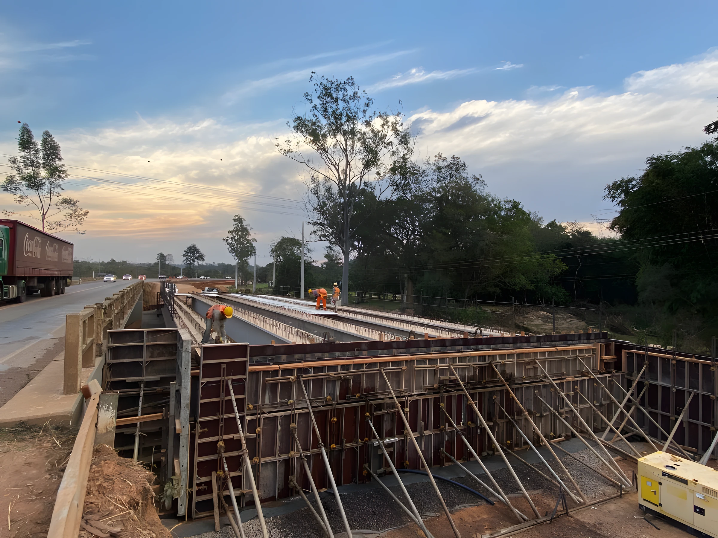 Vista de obra y obras auxiliares del puente
