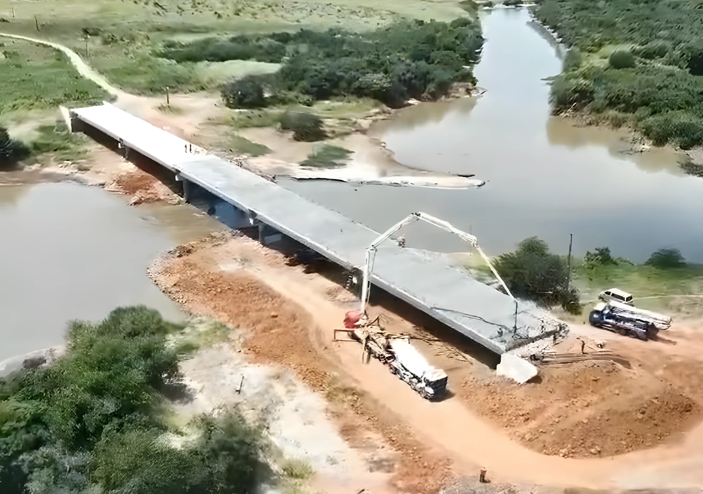 Vista de obra del puente sobre el Rio Monday