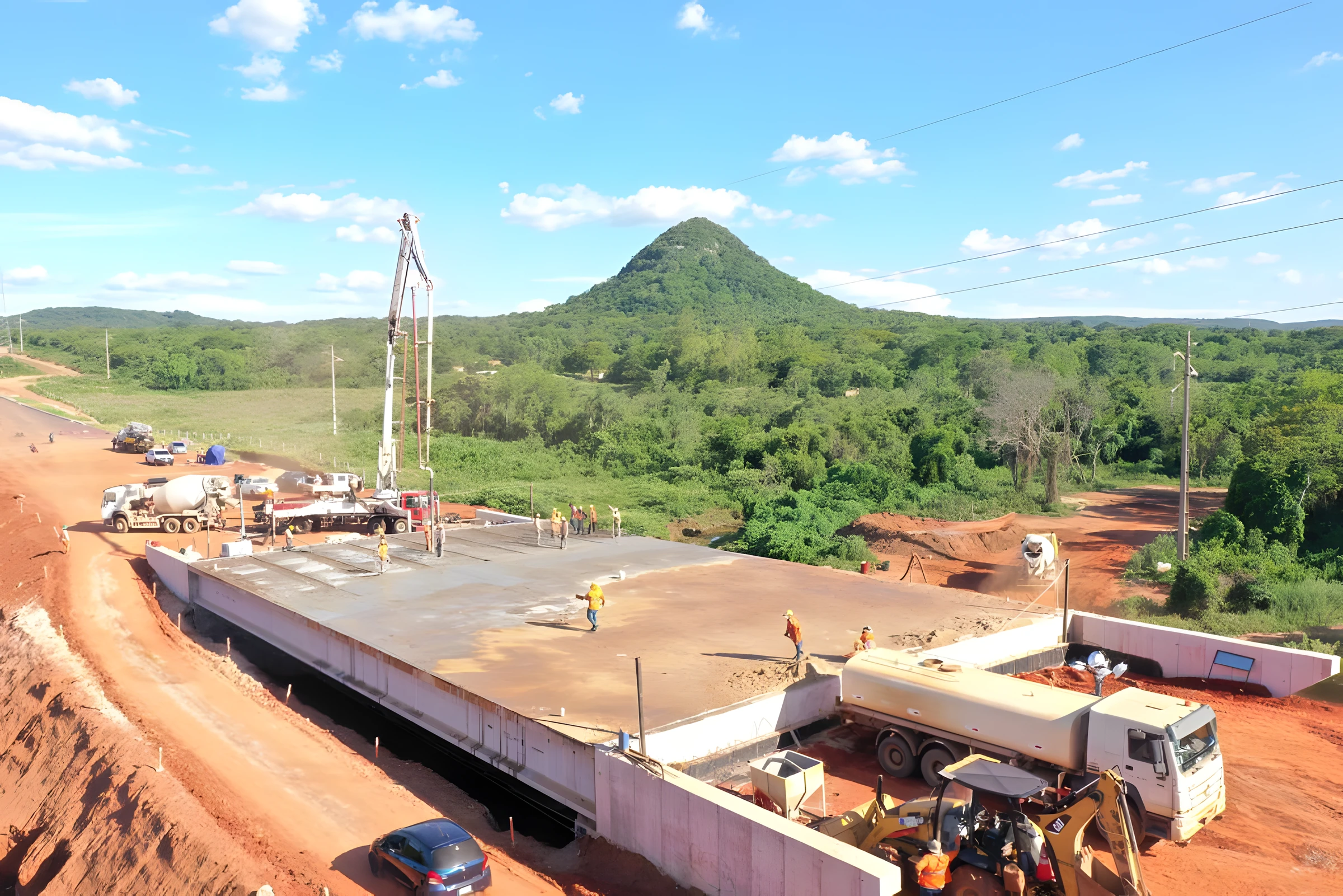 Vista de obra del puente de hormigon armado en la Variante Caacupe