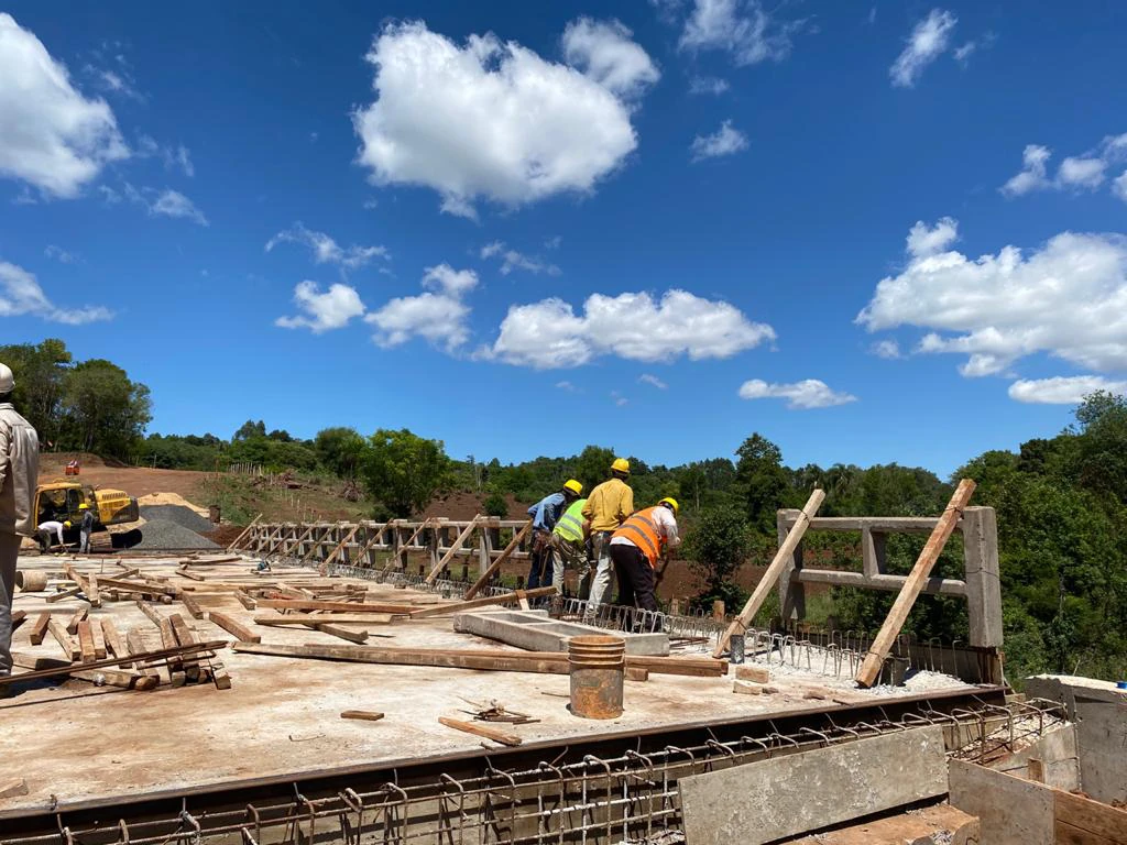 Vista de obra y aproximaciones de puente en Itapua