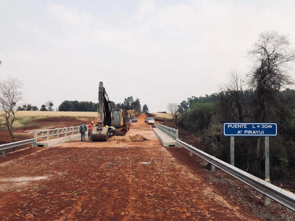 Puente terminado y obras viales complementarias